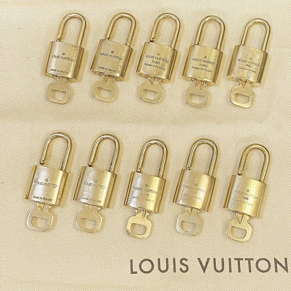 LOUIS VUITTON LV 10 SET PADLOCK KEY CHARM CADENA G - Picture 2 of 4